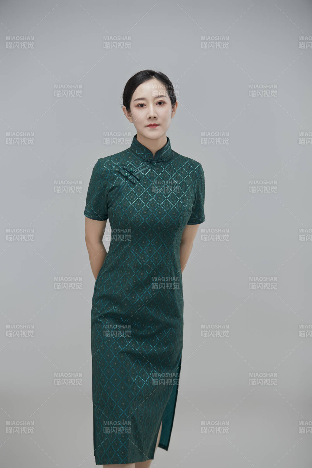 穿著中式旗袍的亞洲成年女性