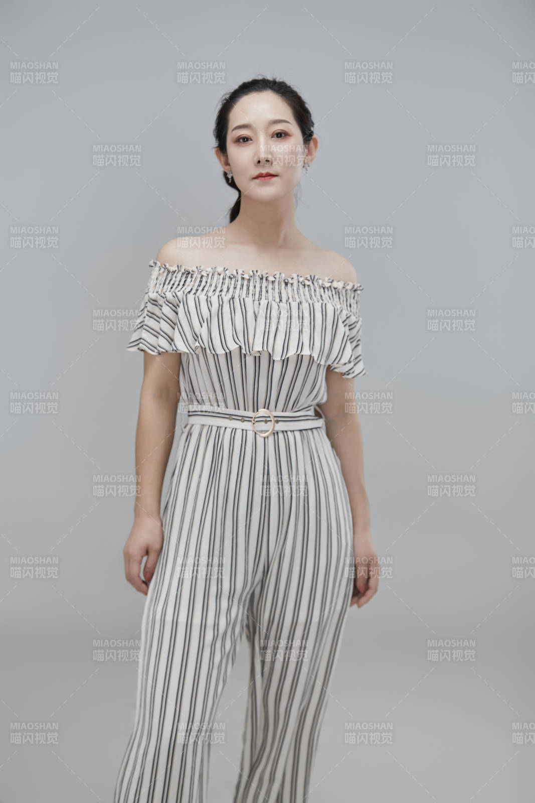 白色背景下穿著休閑時裝的成年女性