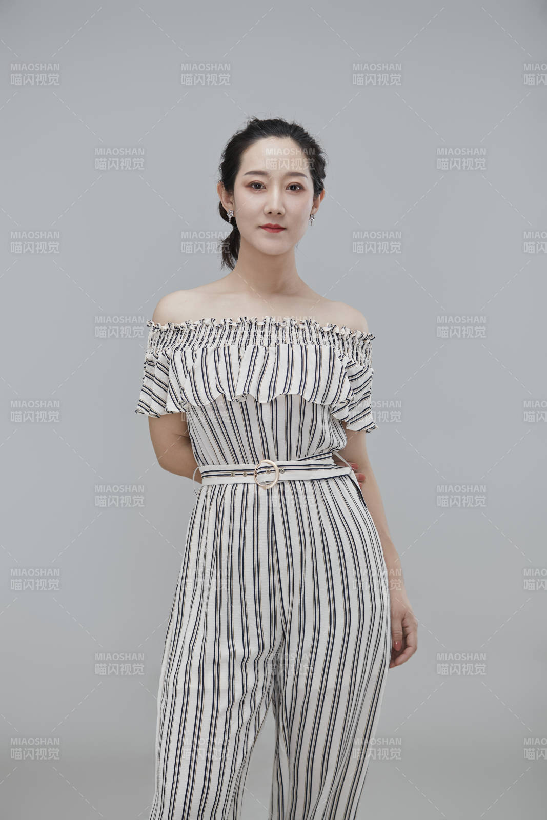 白色背景下穿著休閑時裝的成年女性