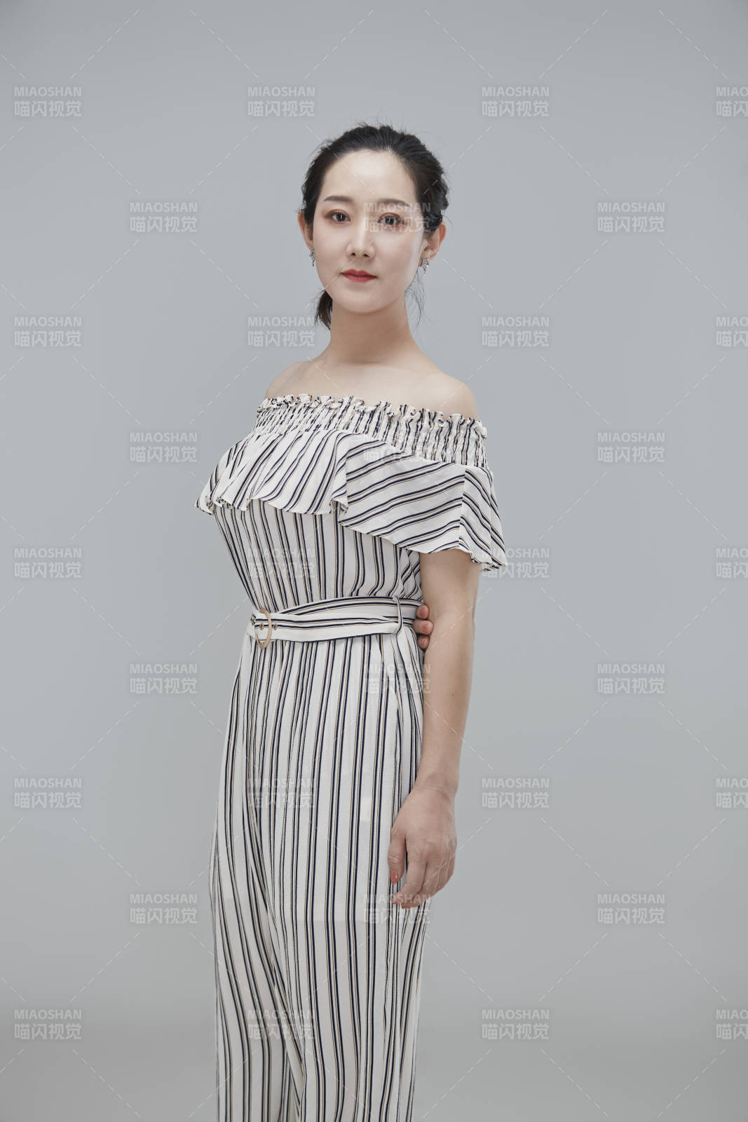 白色背景下穿著休閑時裝的成年女性