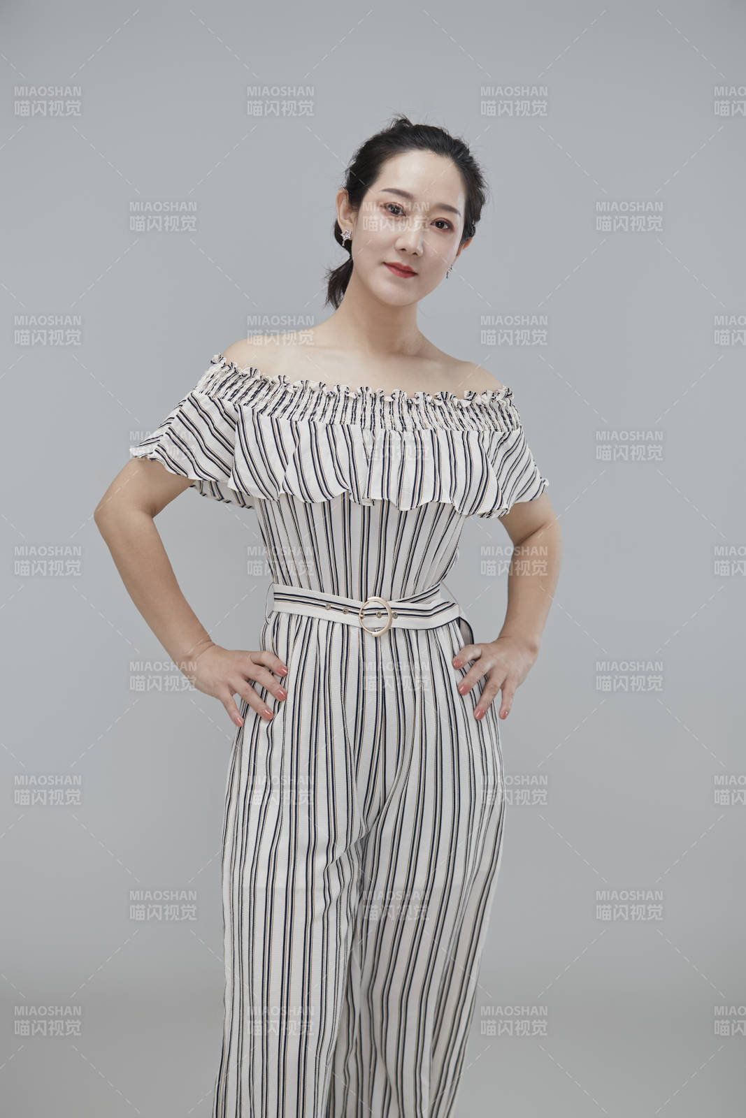 白色背景下穿著休閑時裝的成年女性