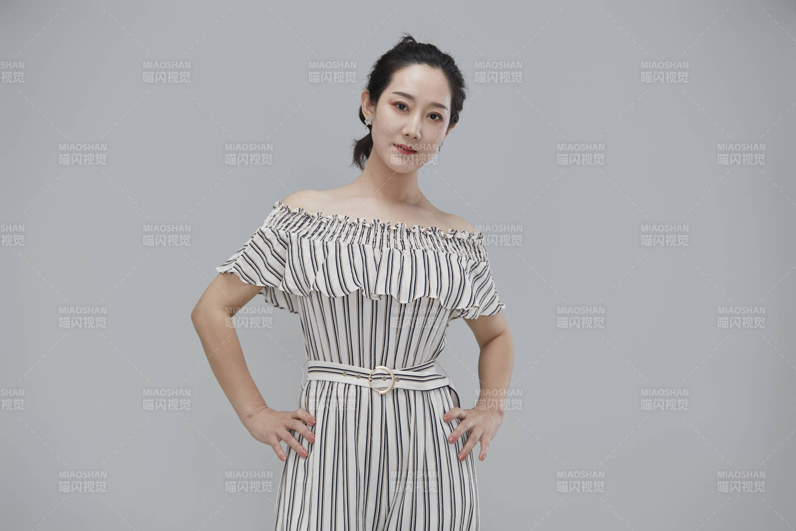 白色背景下穿著休閑時裝的成年女性