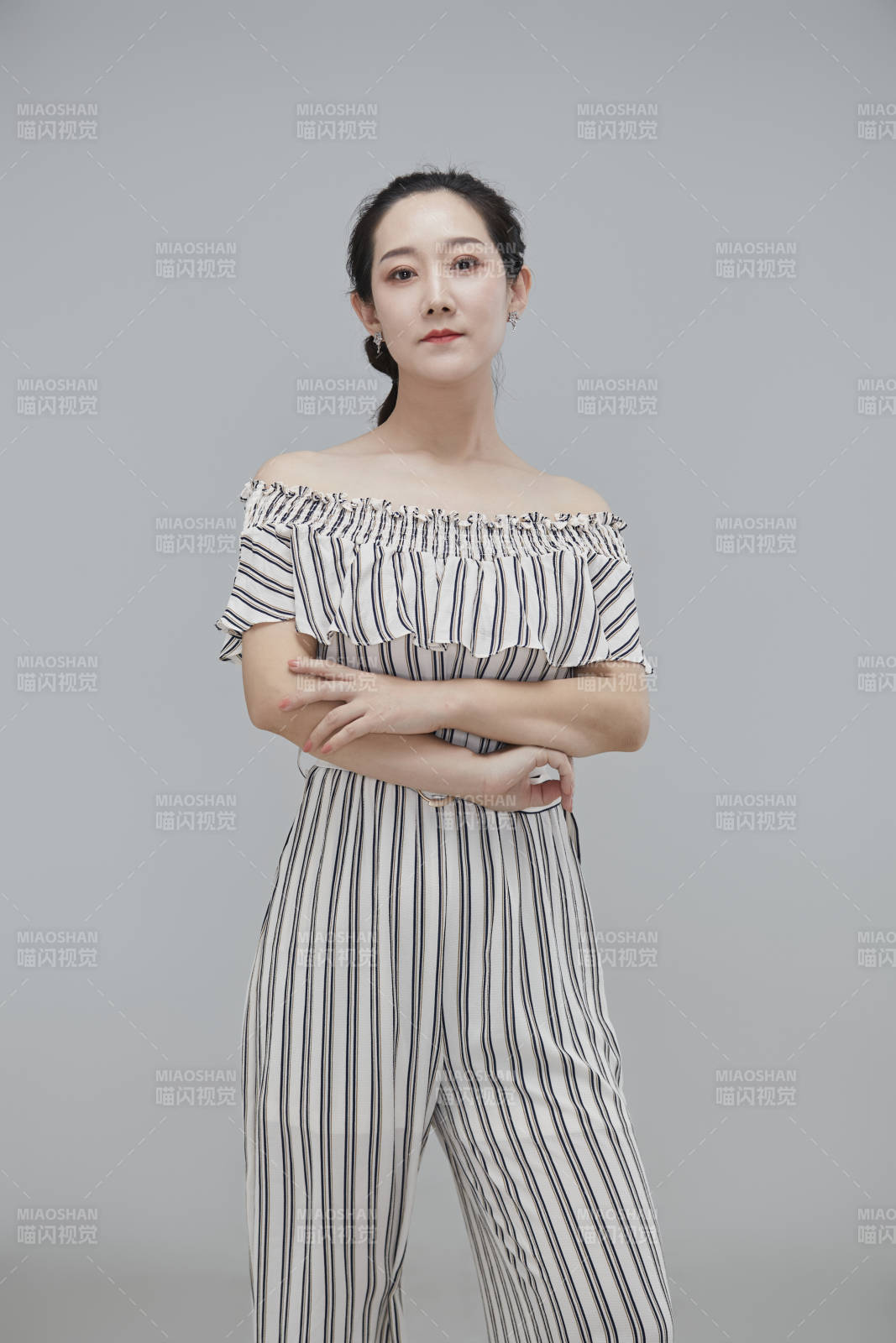 白色背景下穿著休閑時裝的成年女性