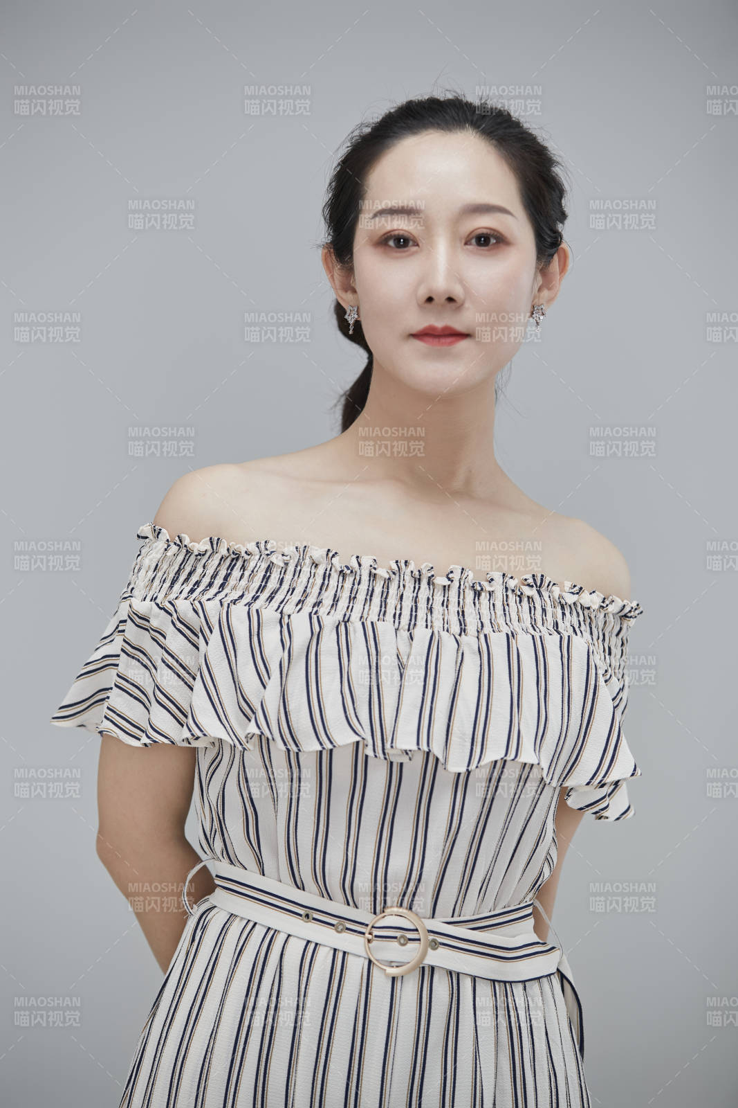 白色背景下穿著休閑時裝的成年女性