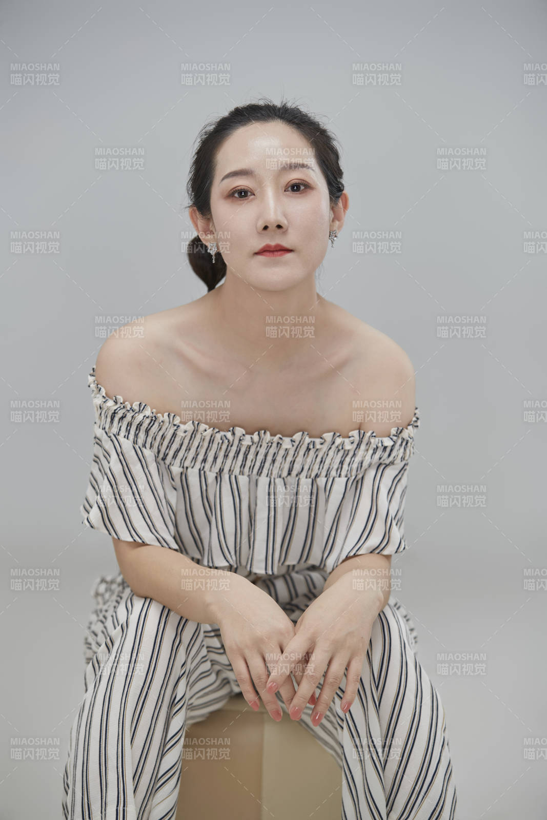 白色背景下穿著休閑時裝的成年女性