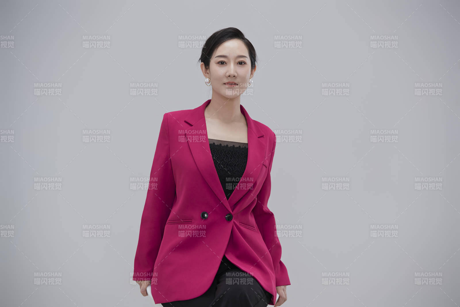 白色背景下職場職業成年女性經理人公關