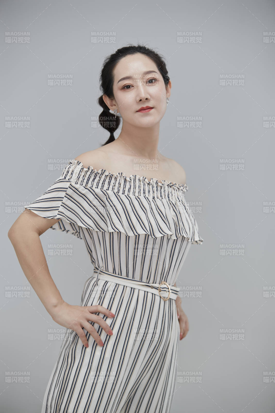 白色背景下穿著休閑時(shí)裝的成年女性