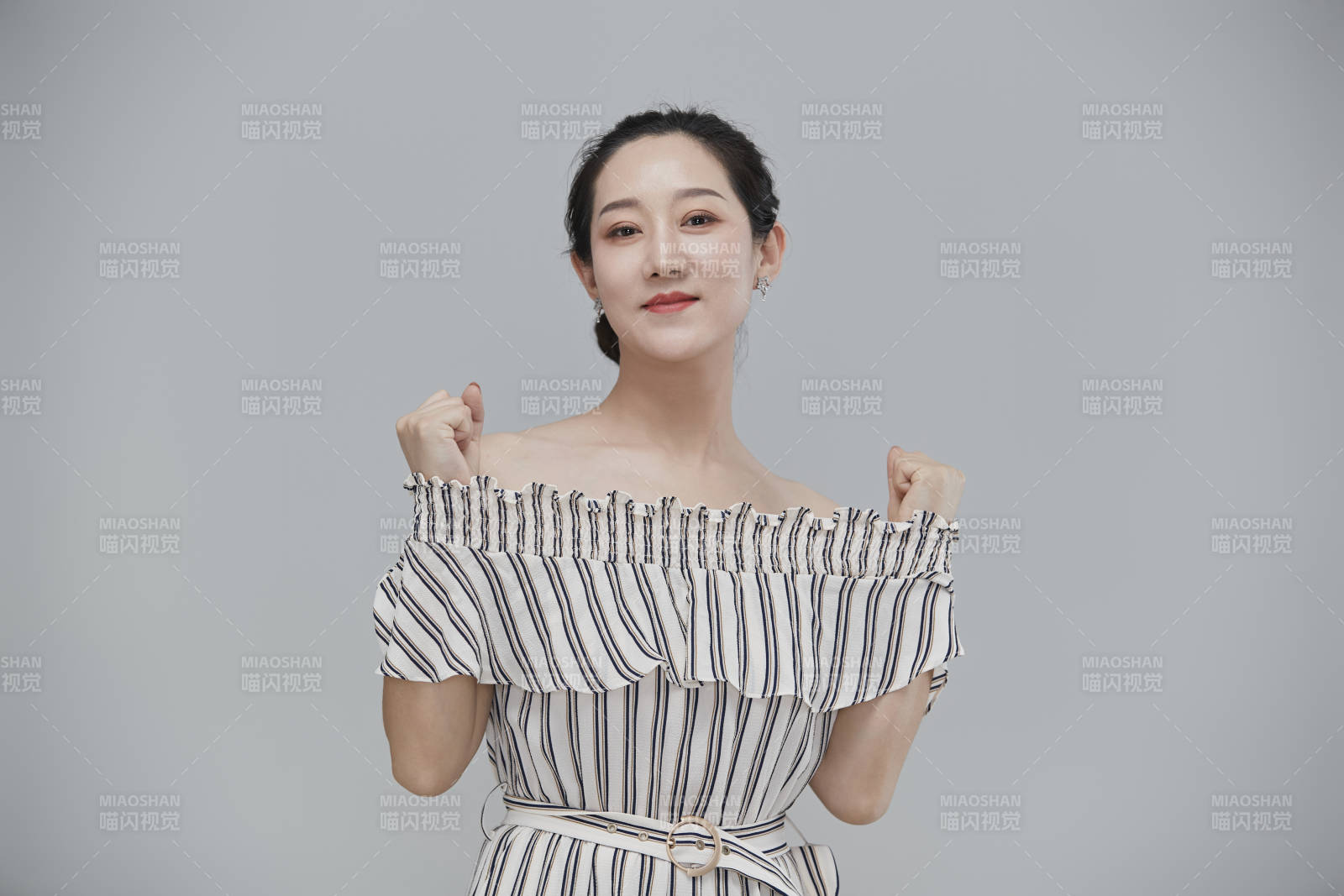 白色背景下穿著休閑時(shí)裝的成年女性