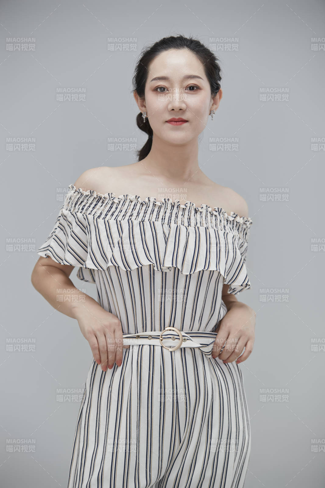 白色背景下穿著休閑時裝的成年女性