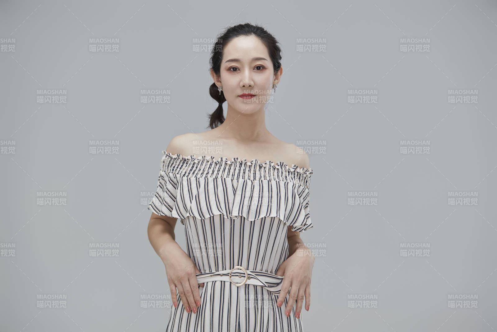 白色背景下穿著休閑時裝的成年女性