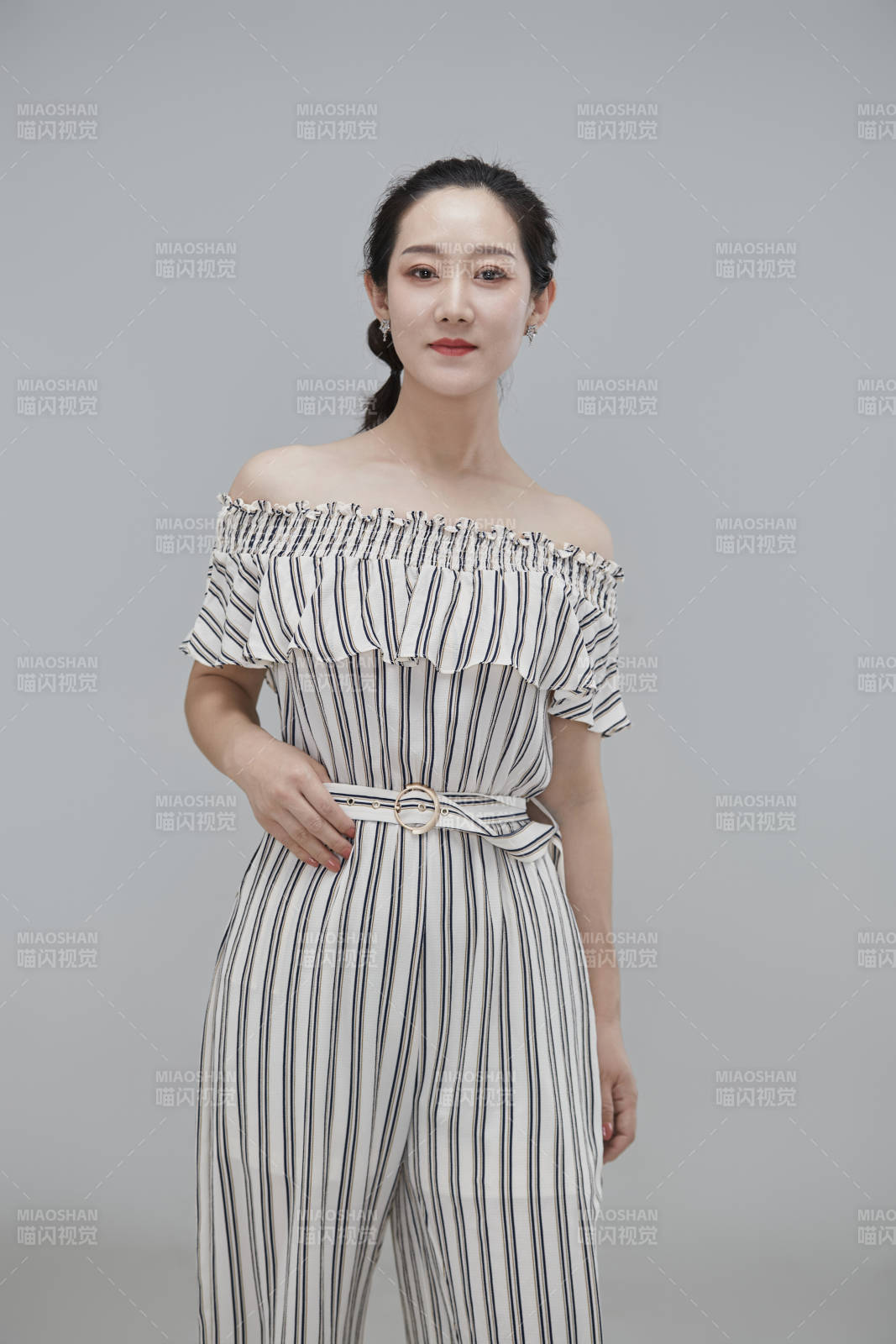 白色背景下穿著休閑時(shí)裝的成年女性