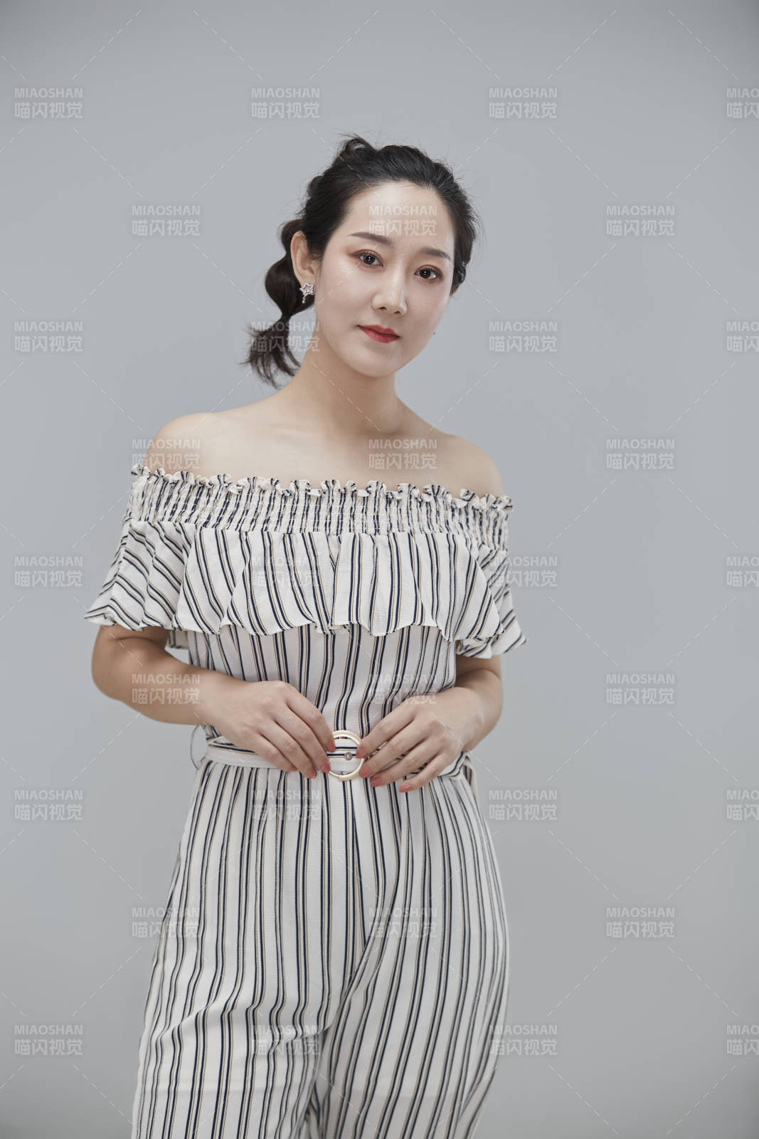 白色背景下穿著休閑時裝的成年女性