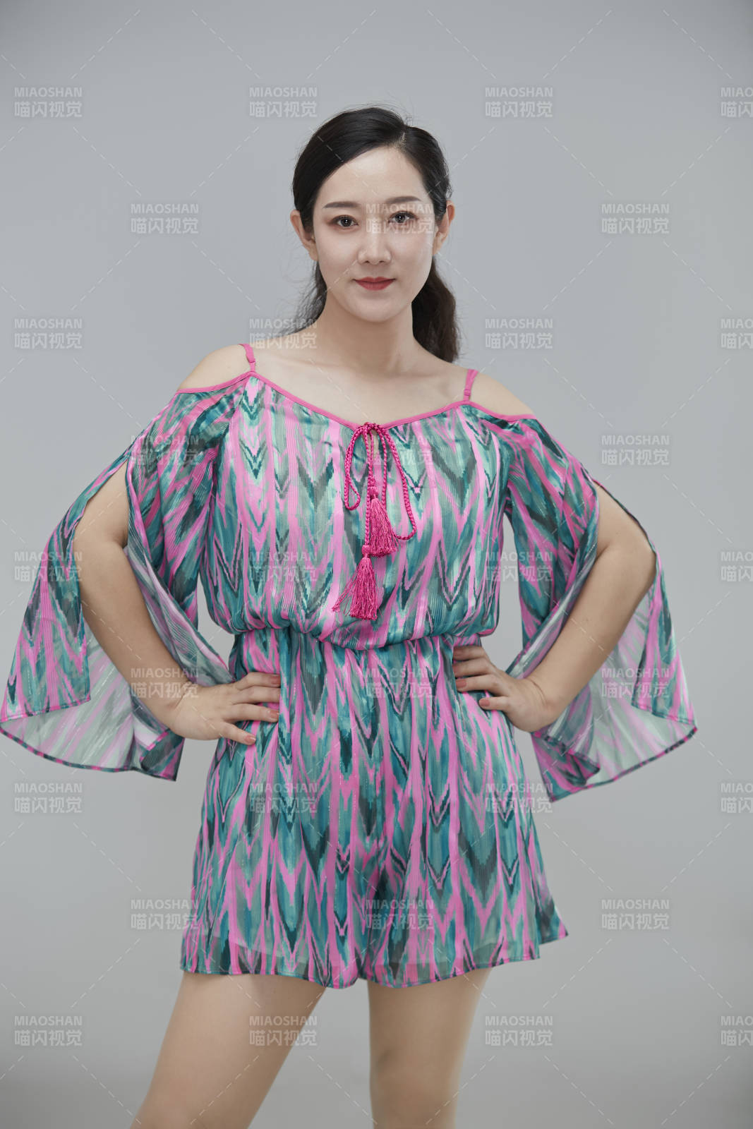 白色背景下穿著休閑時裝的成年女性