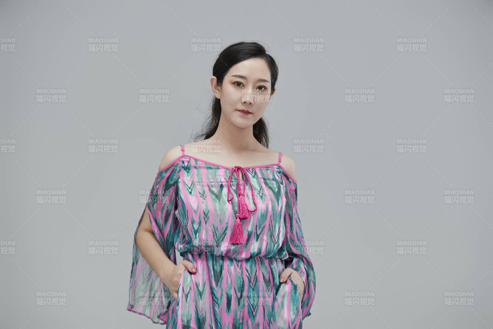 白色背景下穿著休閑時(shí)裝的成年女性