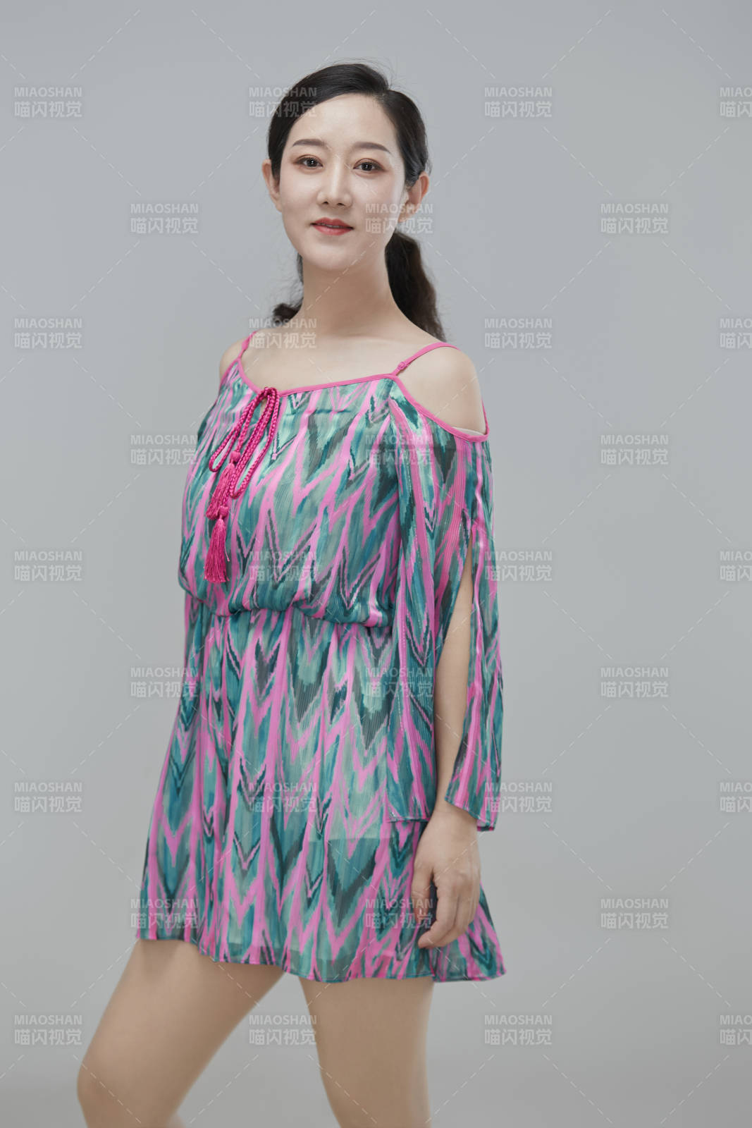 白色背景下穿著休閑時裝的成年女性