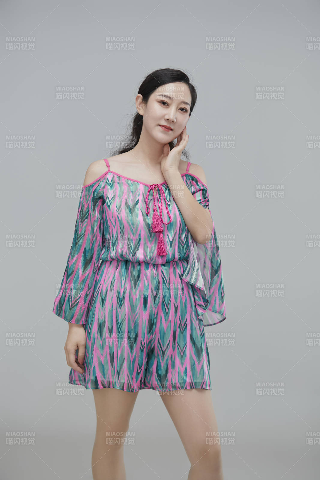 白色背景下穿著休閑時裝的成年女性