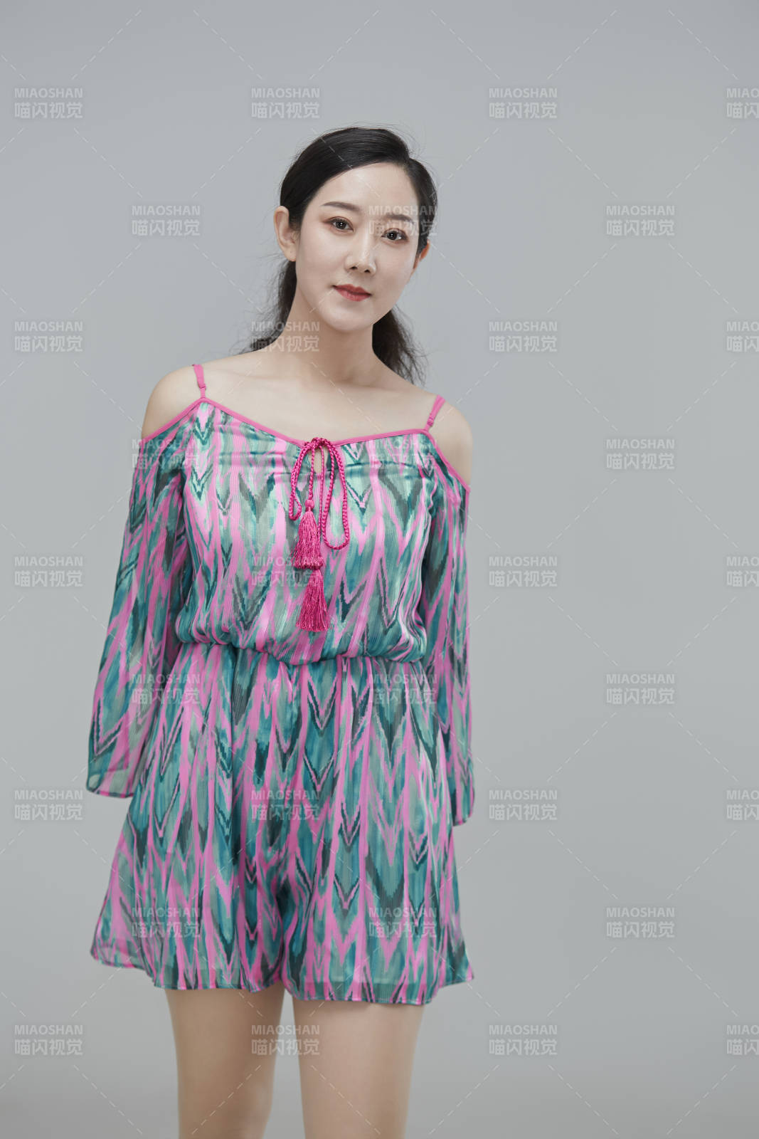 白色背景下穿著休閑時裝的成年女性