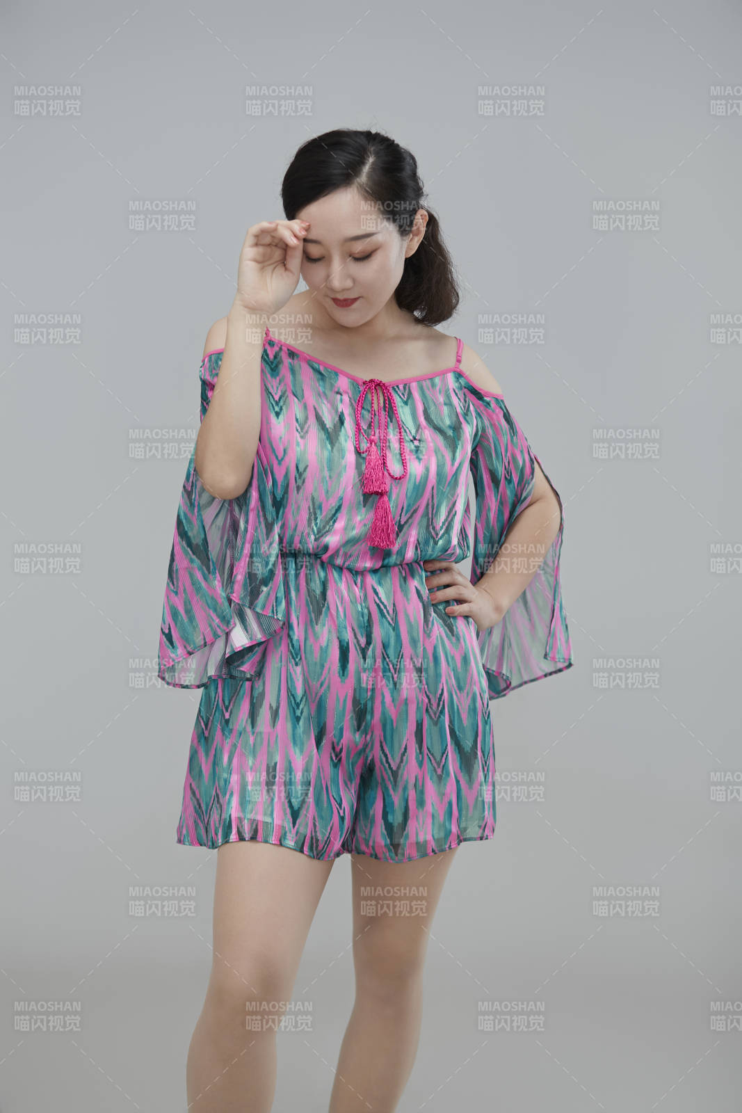 白色背景下穿著休閑時裝的成年女性