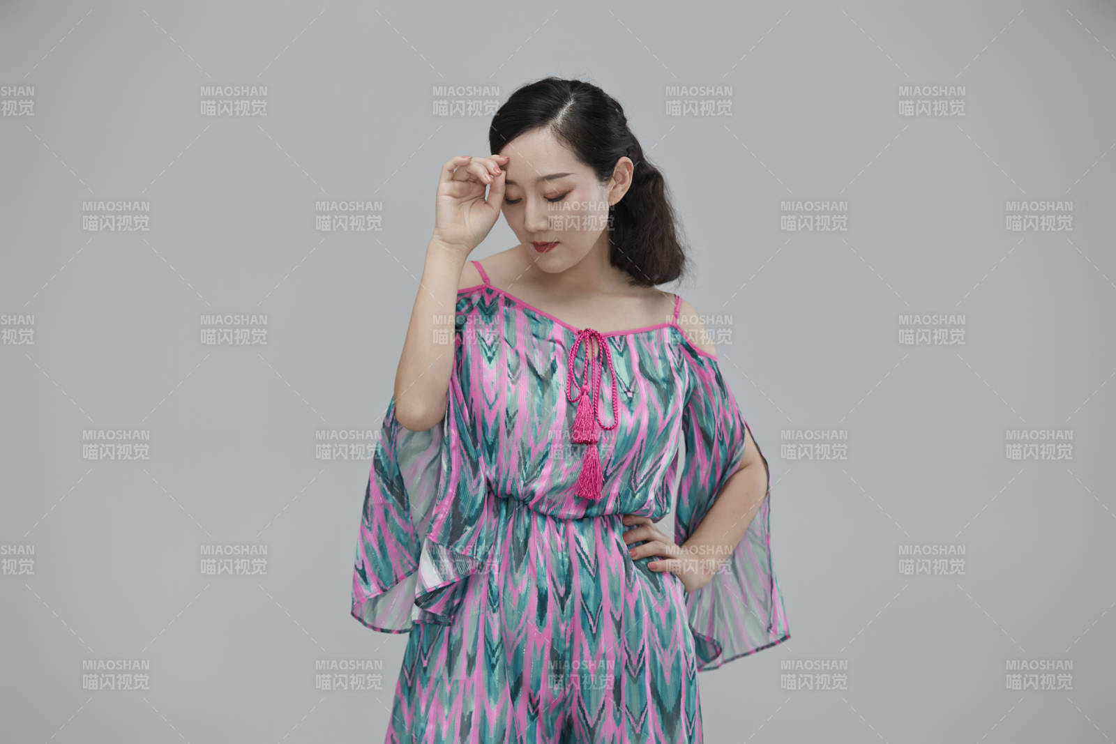 白色背景下穿著休閑時裝的成年女性