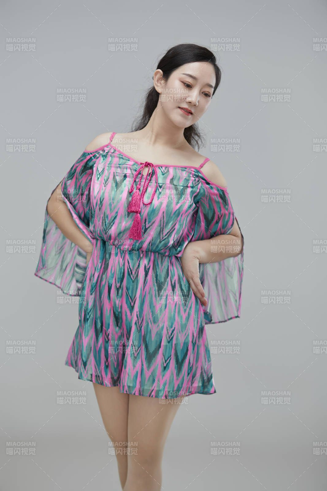 白色背景下穿著休閑時裝的成年女性