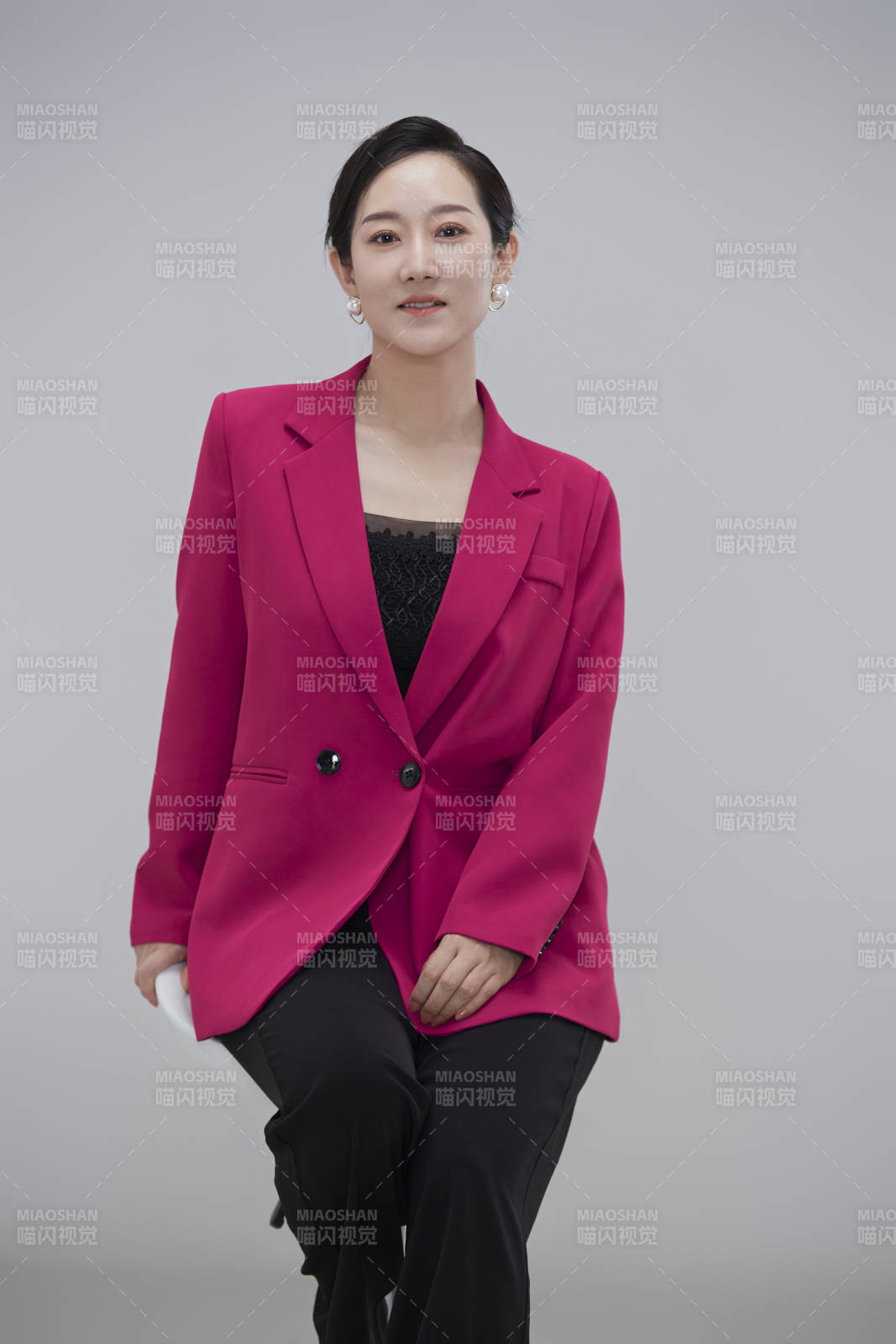 白色背景下職場職業成年女性經理人公關