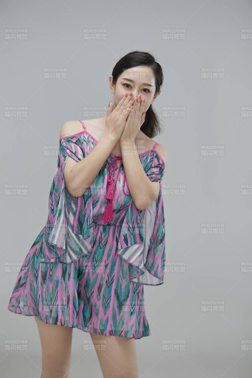 白色背景下穿著休閑時裝的成年女性