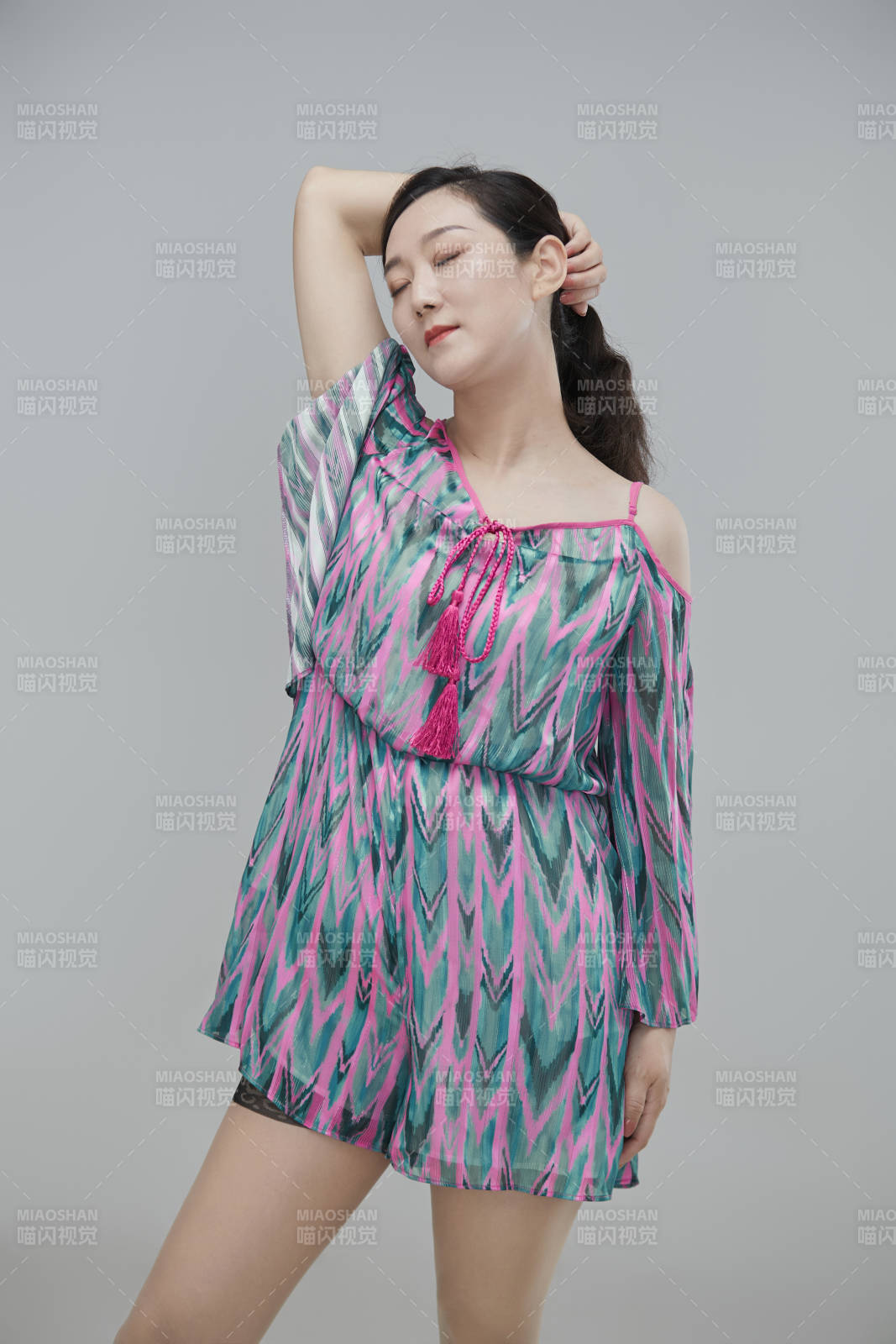 白色背景下穿著休閑時(shí)裝的成年女性