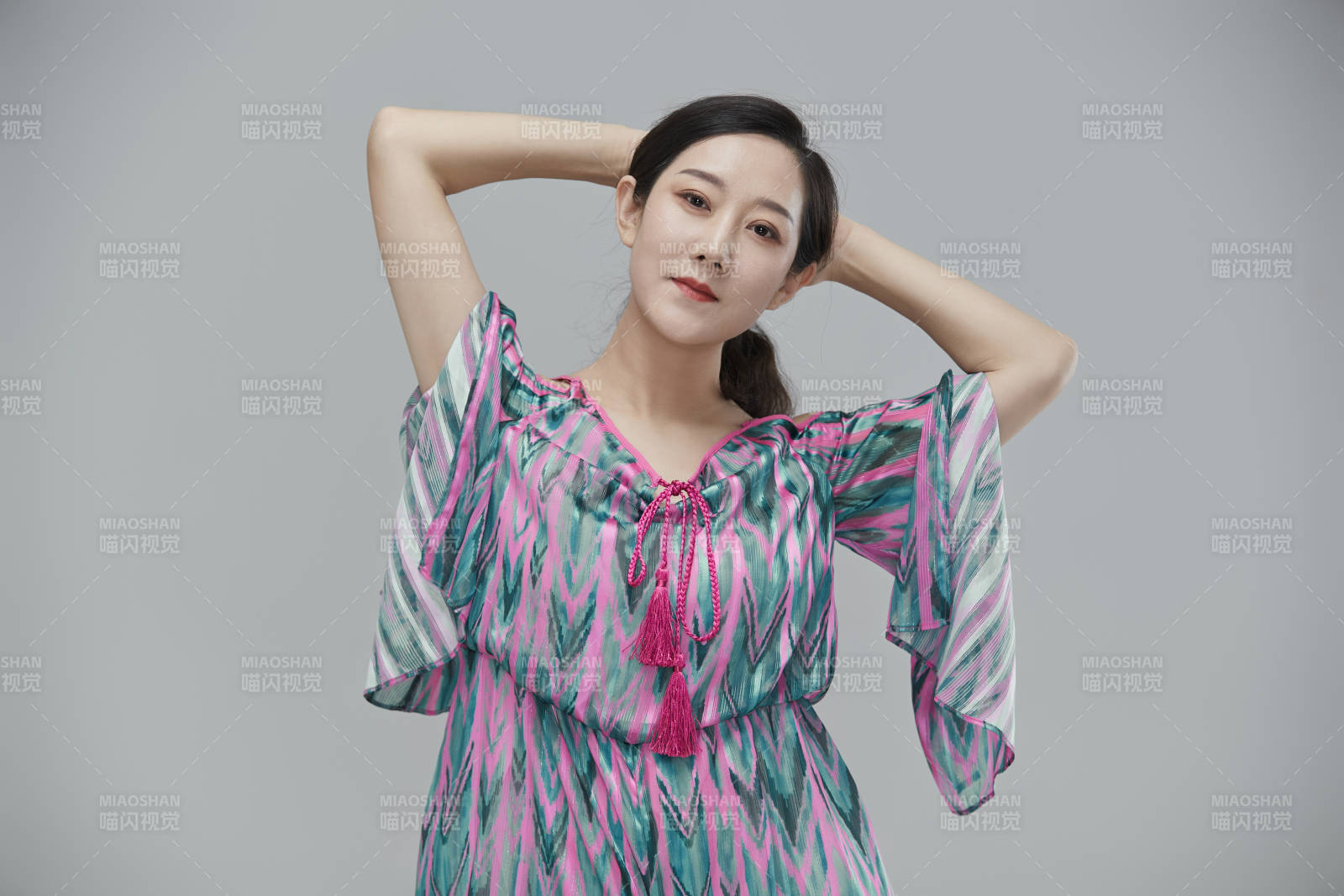 白色背景下穿著休閑時(shí)裝的成年女性