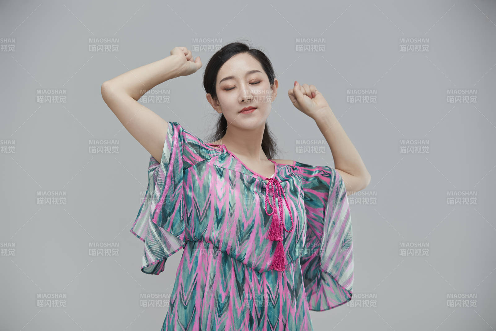 白色背景下穿著休閑時裝的成年女性