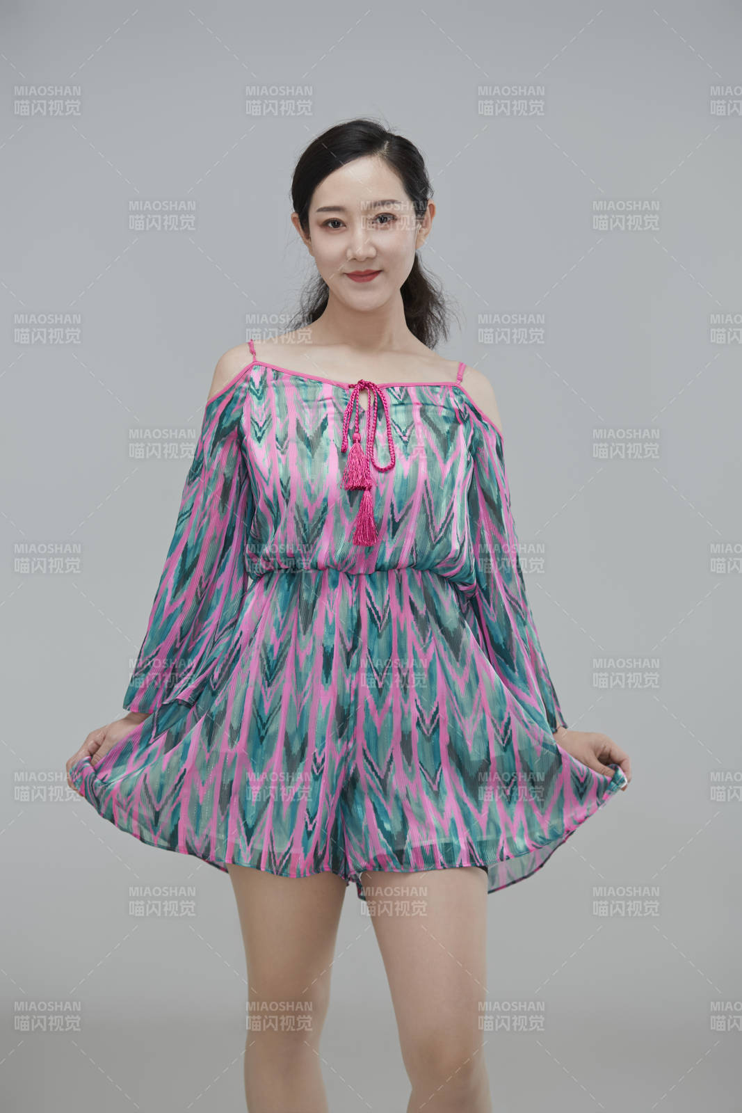 白色背景下穿著休閑時裝的成年女性