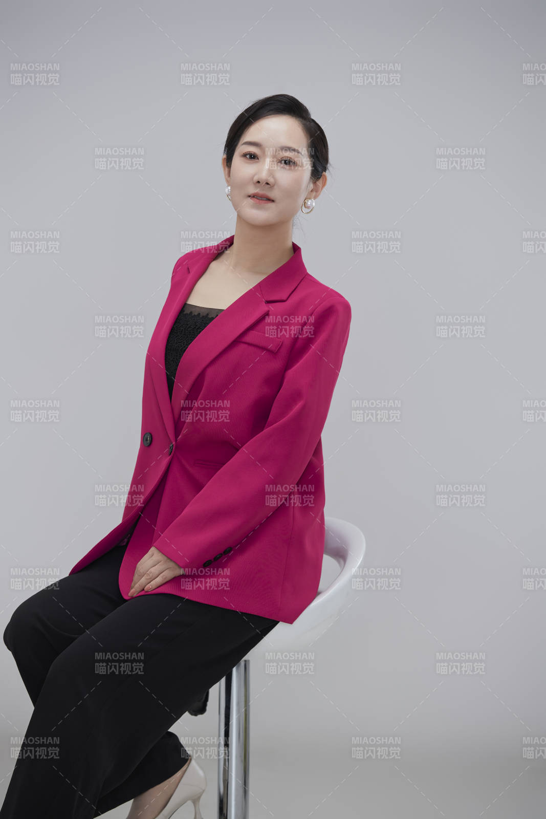 白色背景下職場職業(yè)成年女性經理人公關