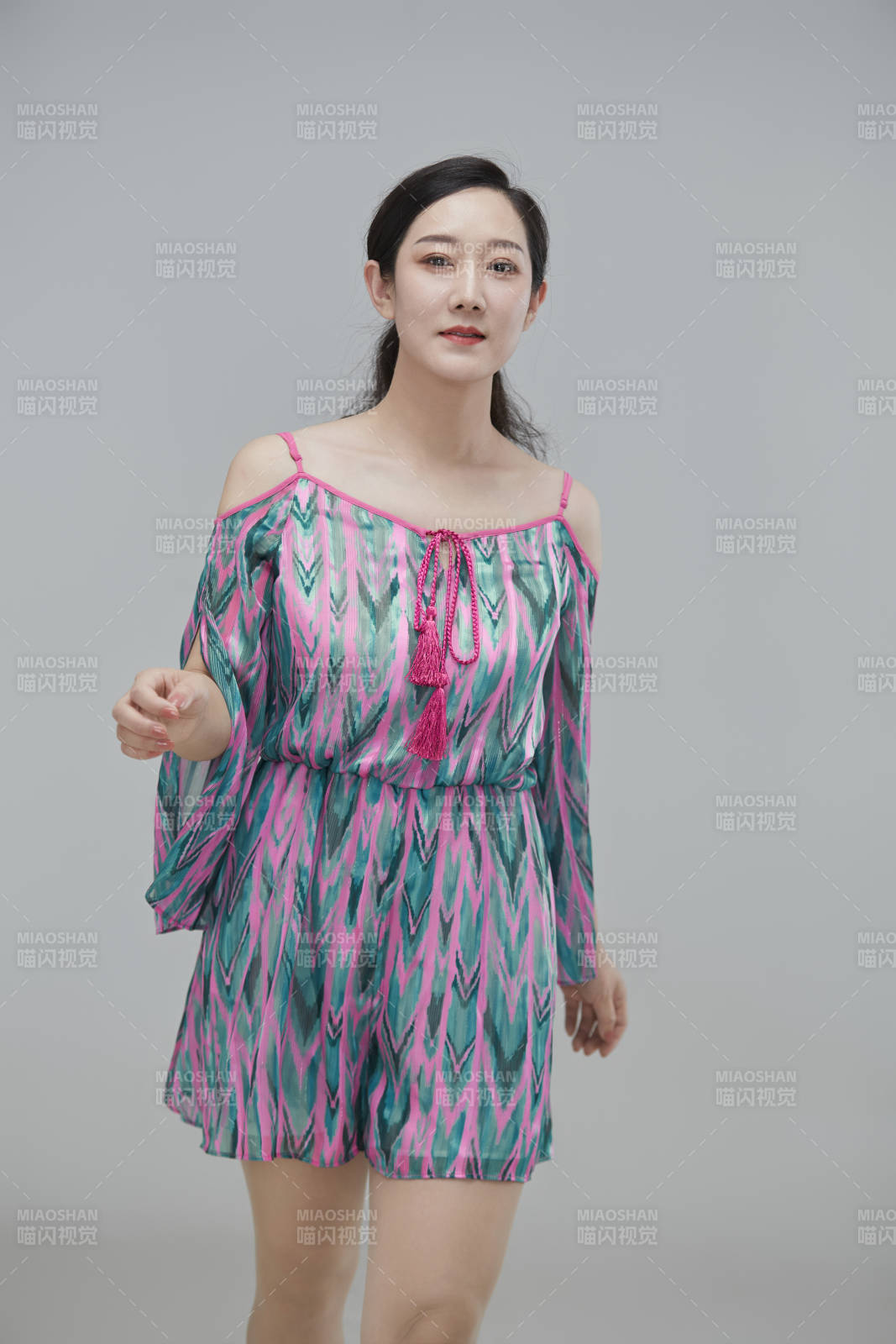 白色背景下穿著休閑時裝的成年女性