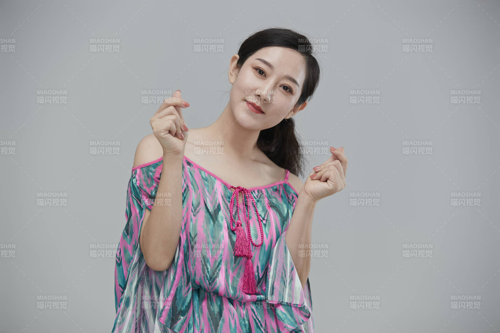 白色背景下穿著休閑時裝的成年女性