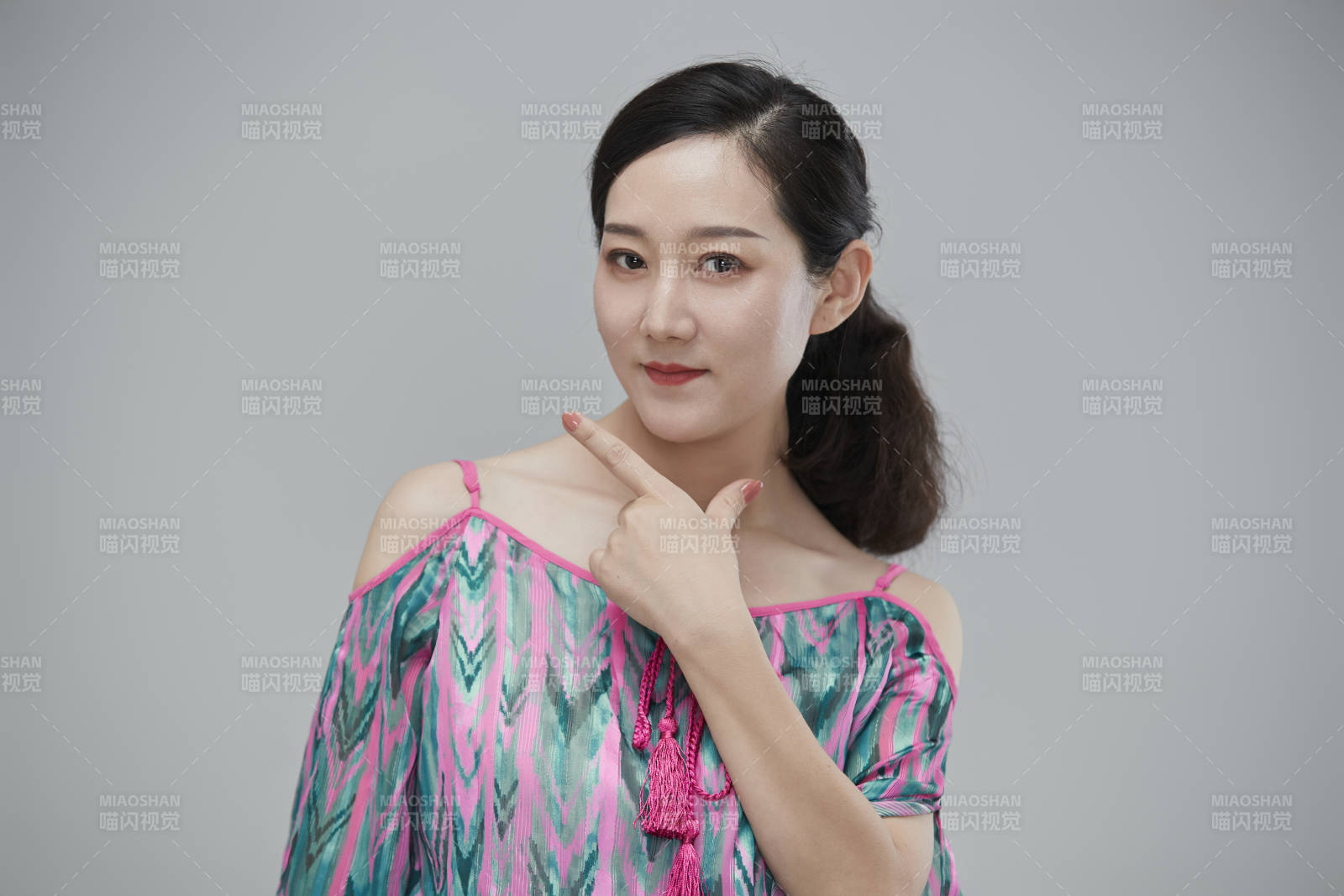 白色背景下穿著休閑時裝的成年女性