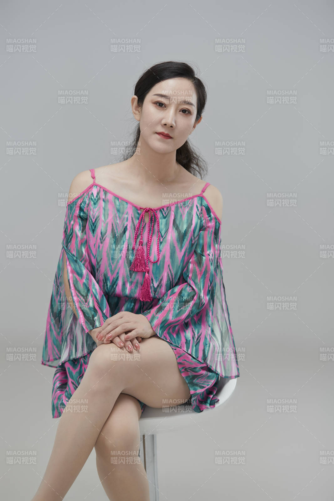 白色背景下穿著休閑時裝的成年女性