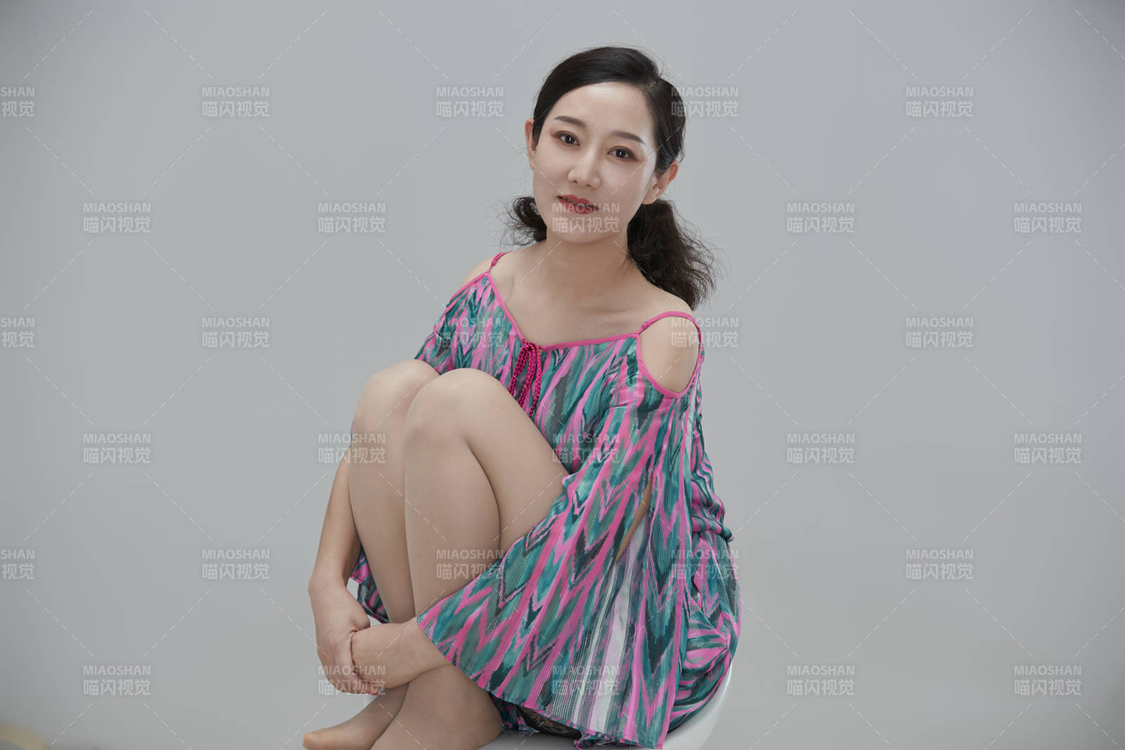 白色背景下穿著休閑時裝的成年女性