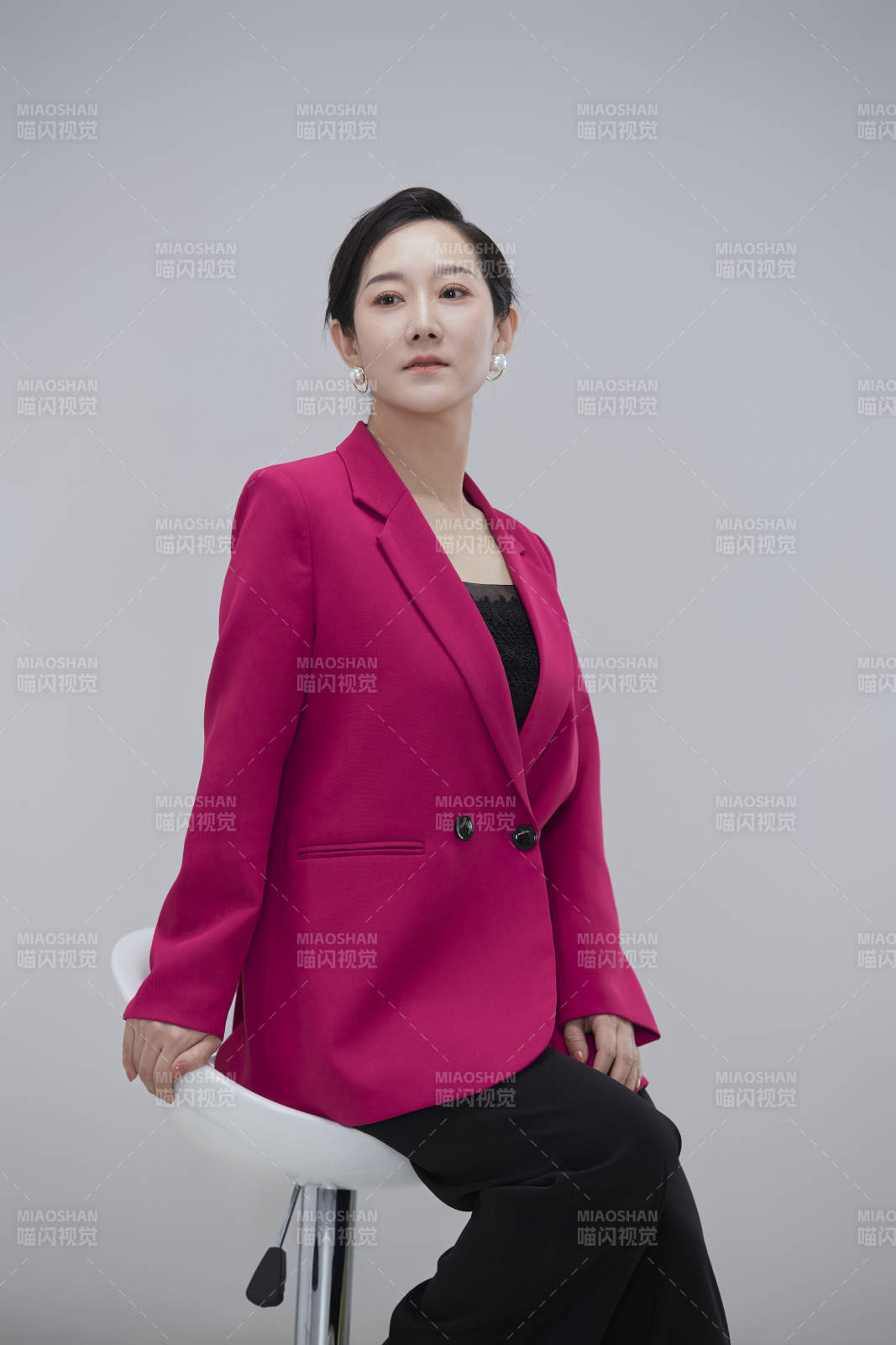 白色背景下職場職業成年女性經理人公關