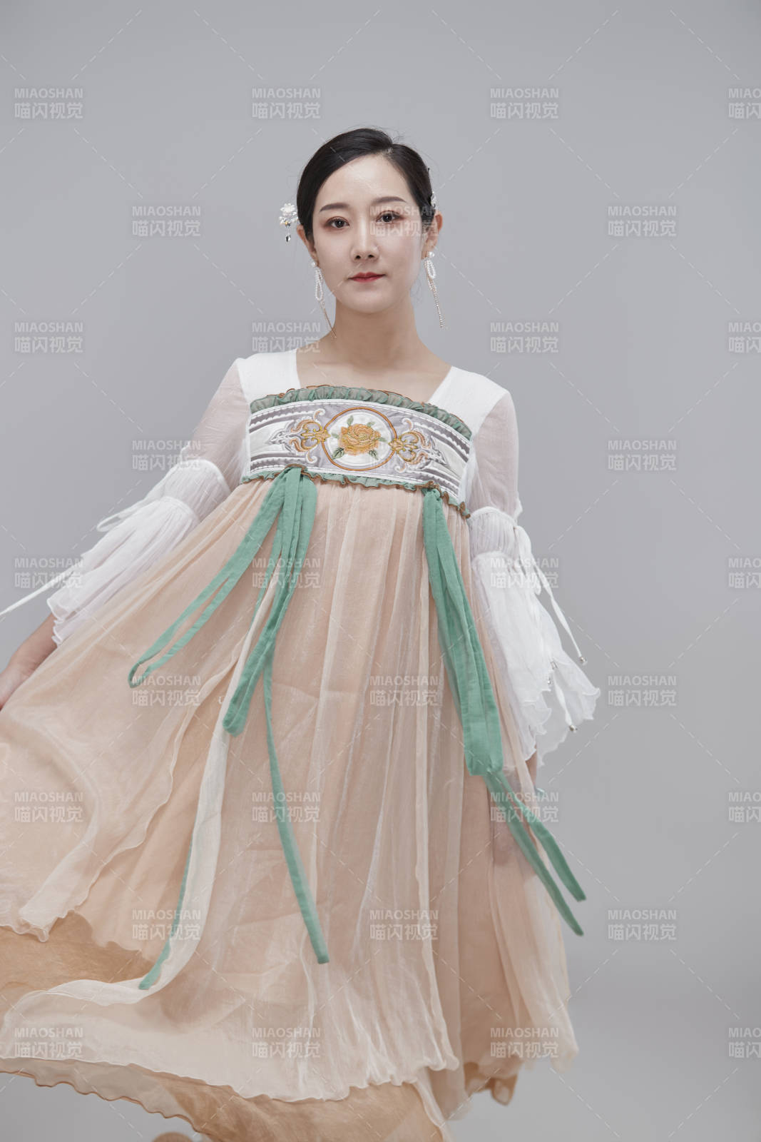 身穿古裝漢服的亞洲成年女性