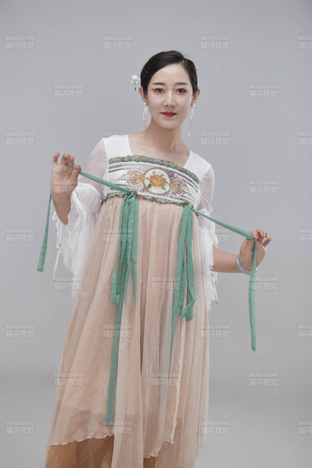 身穿古裝漢服的亞洲成年女性