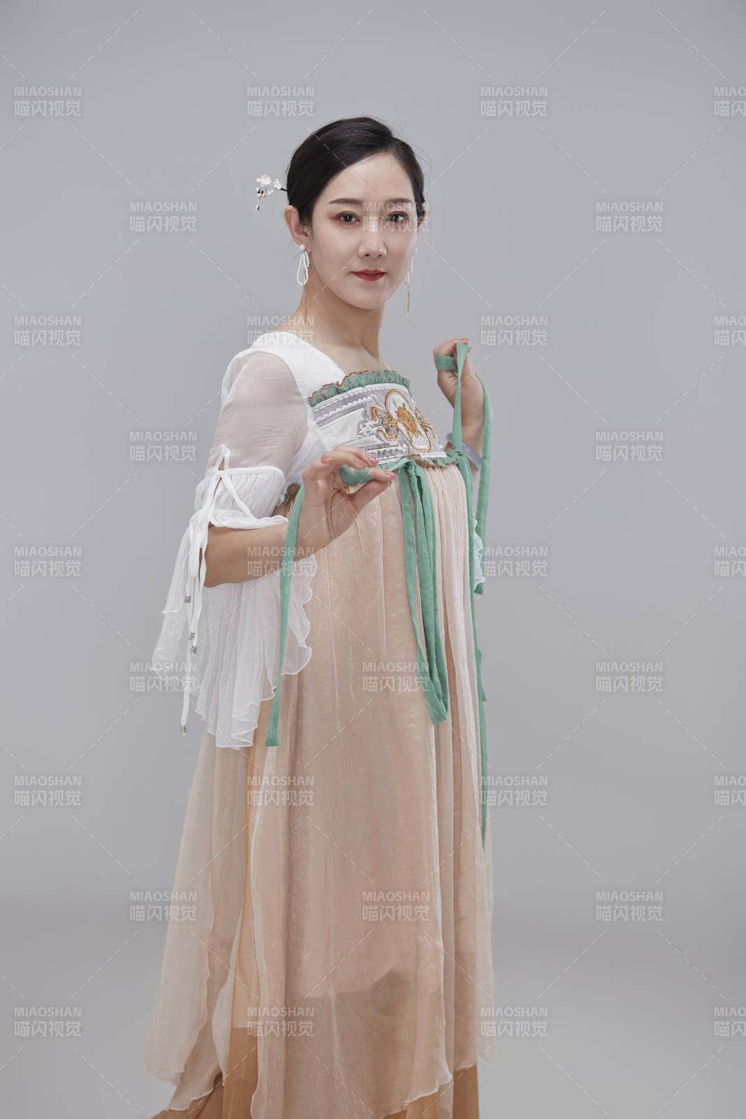 身穿古裝漢服的亞洲成年女性