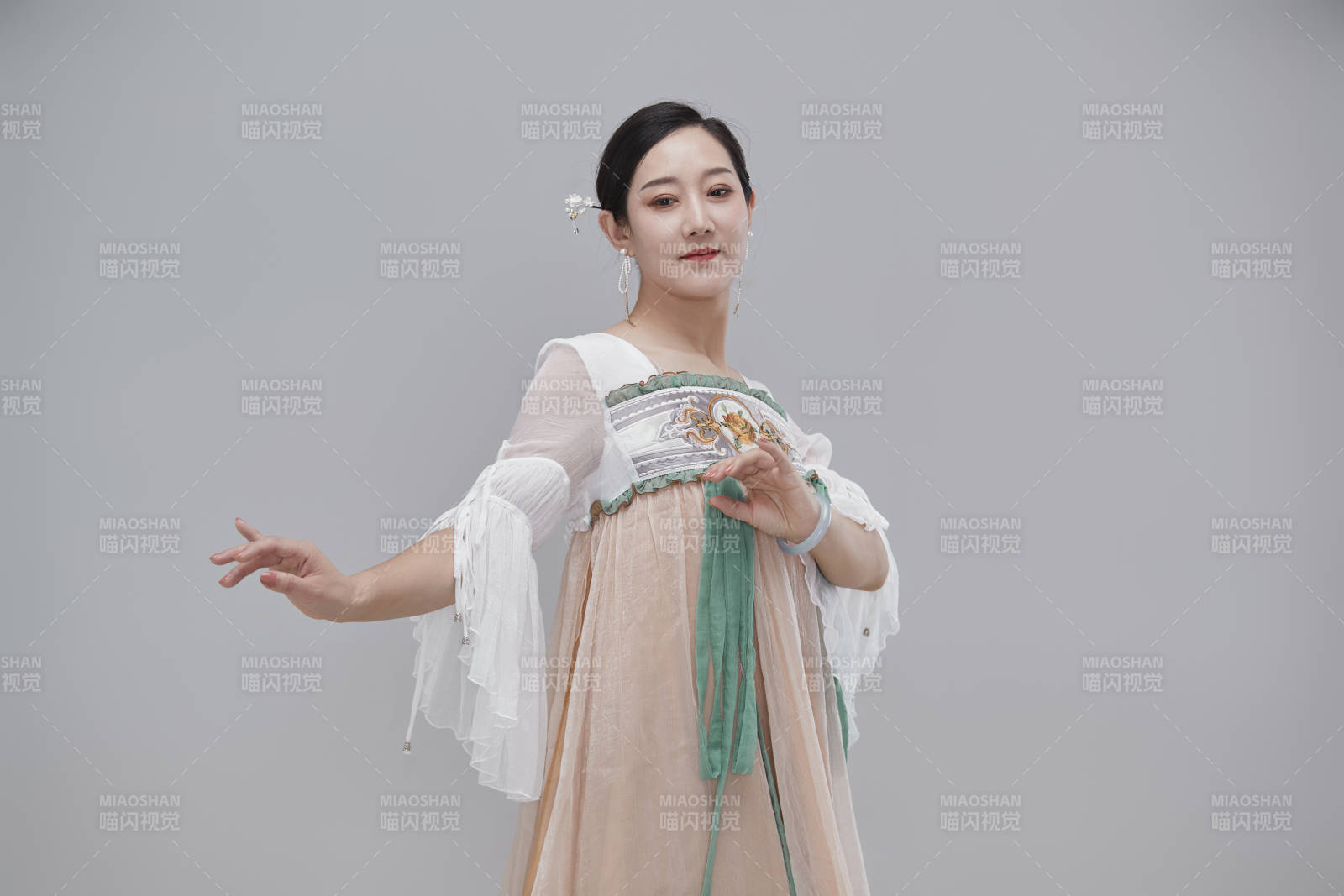 身穿古裝漢服的亞洲成年女性