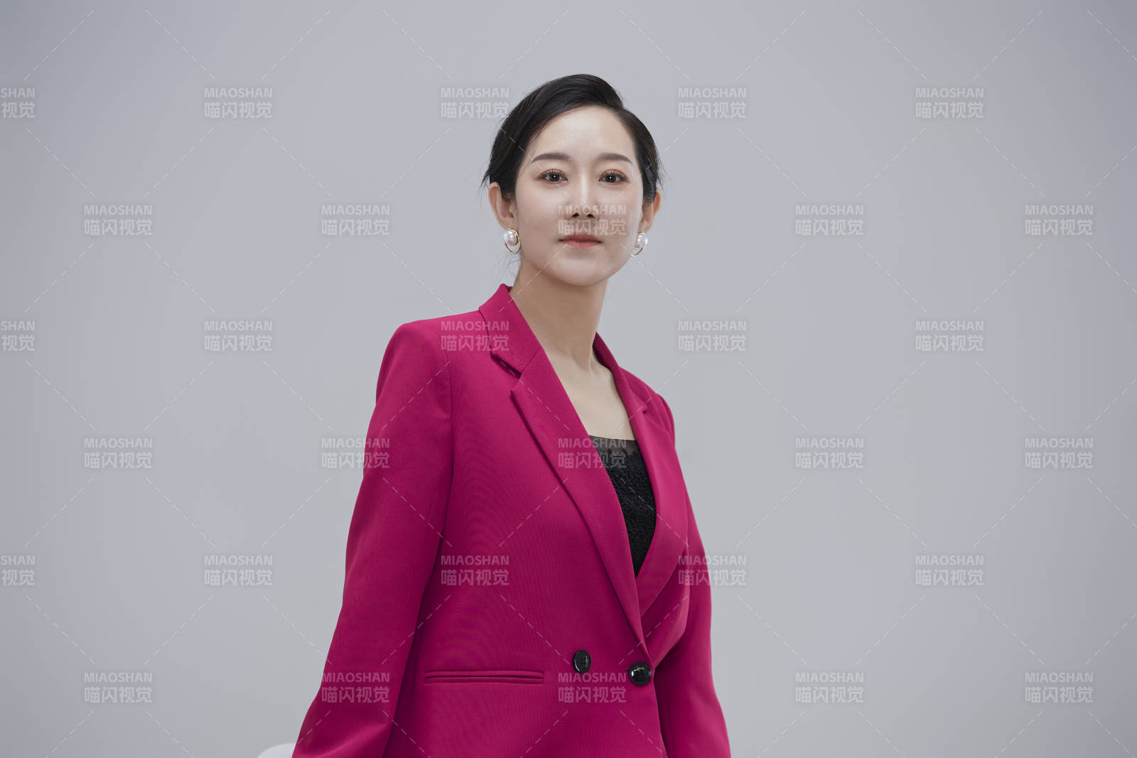 白色背景下職場職業成年女性經理人公關