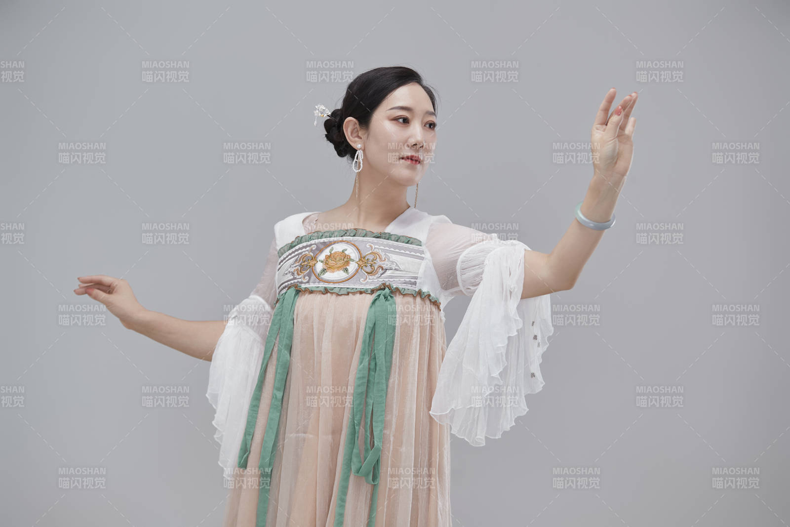 身穿古裝漢服的亞洲成年女性