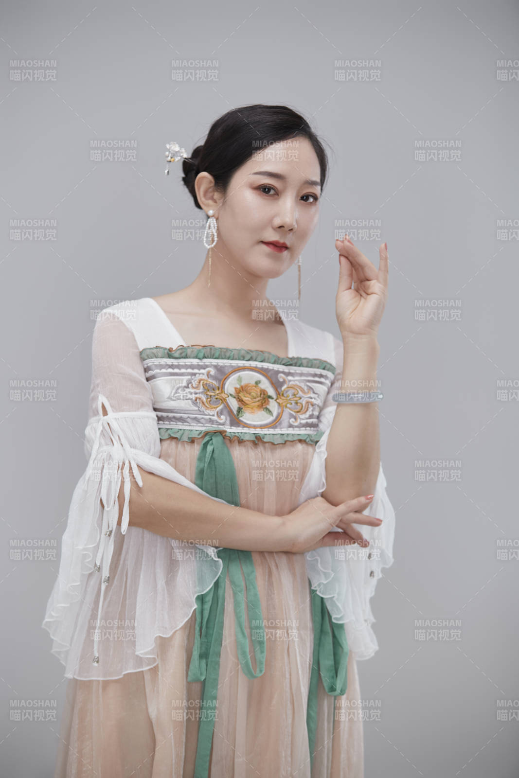 身穿古裝漢服的亞洲成年女性