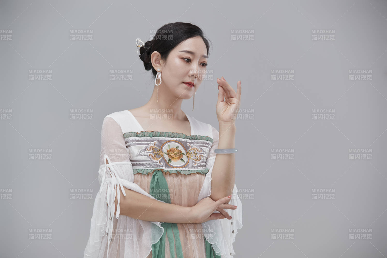 身穿古裝漢服的亞洲成年女性