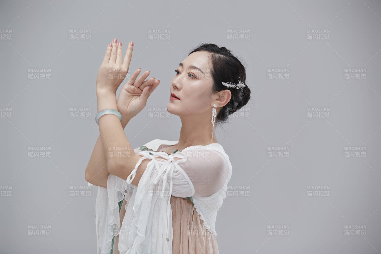 身穿古裝漢服的亞洲成年女性