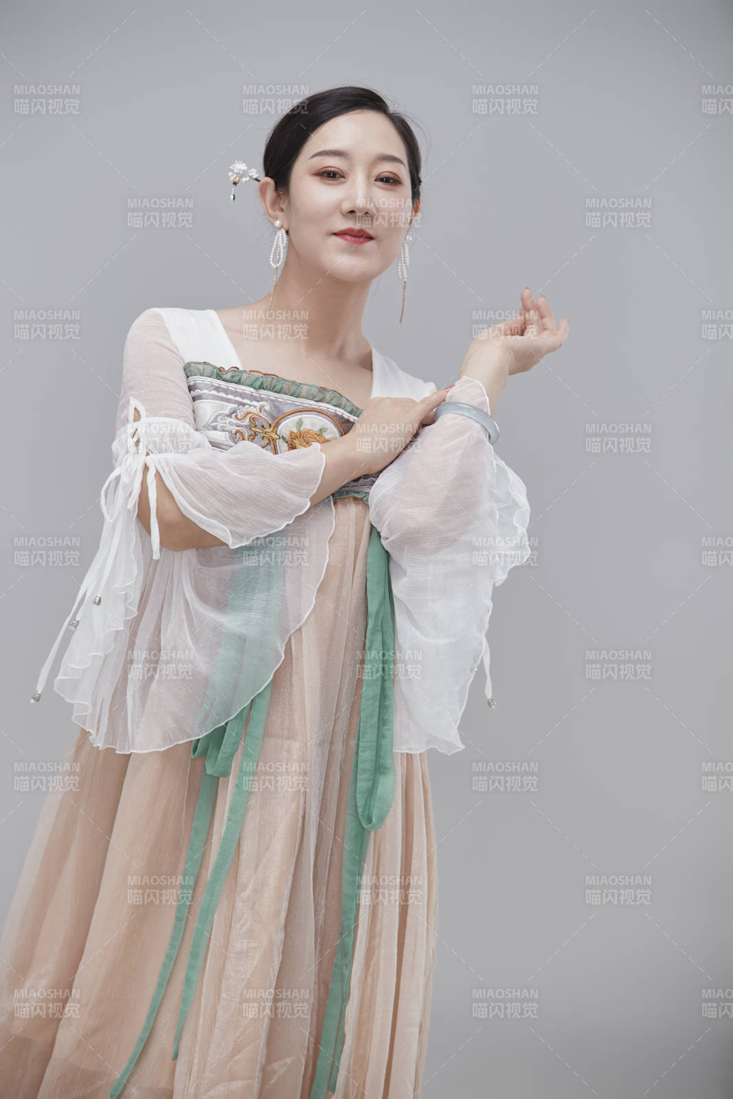 身穿古裝漢服的亞洲成年女性