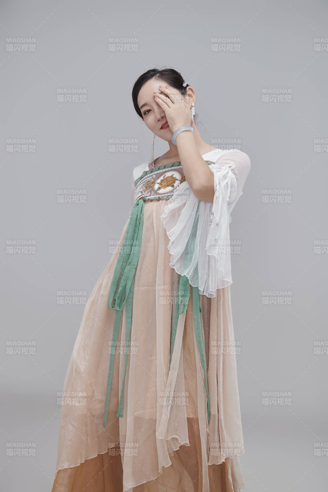 身穿古裝漢服的亞洲成年女性