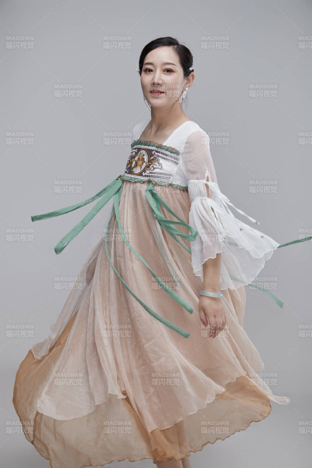 身穿古裝漢服的亞洲成年女性