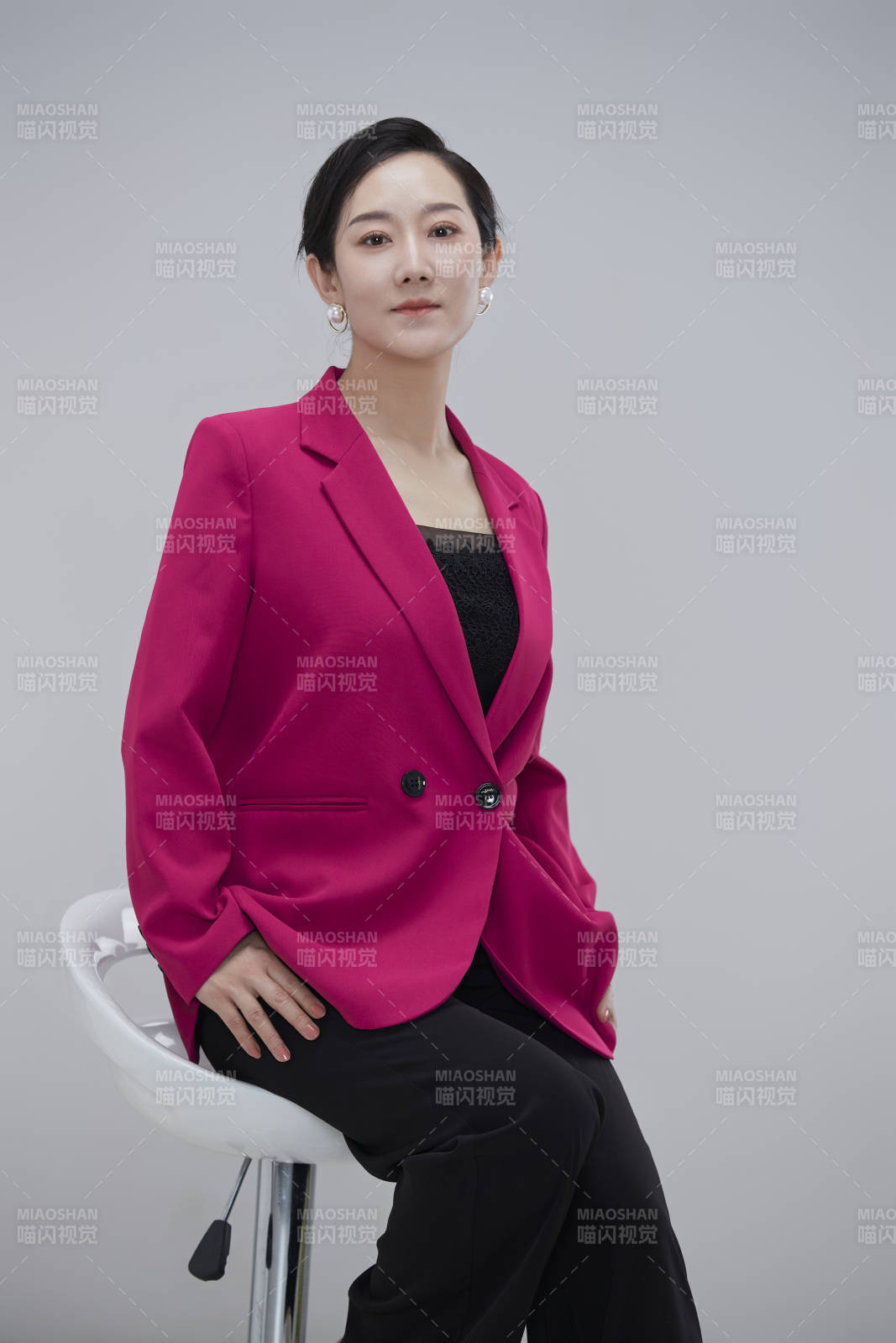 白色背景下職場職業成年女性經理人公關